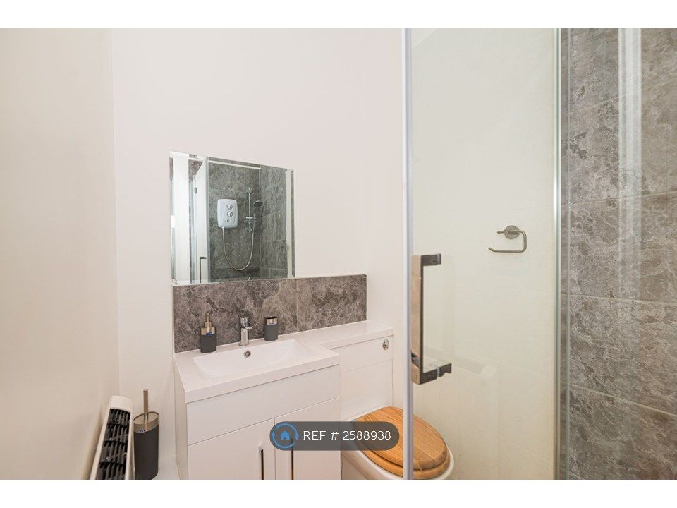 Property photo 3 of 16 Shower And Wc