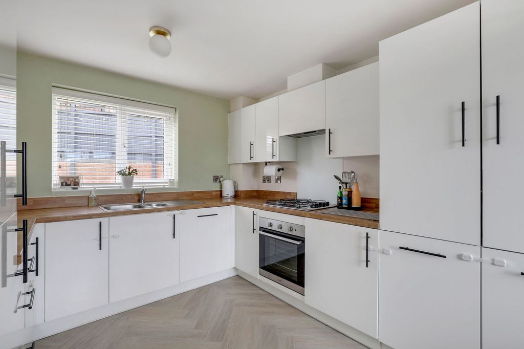 Property photo 3 of 28