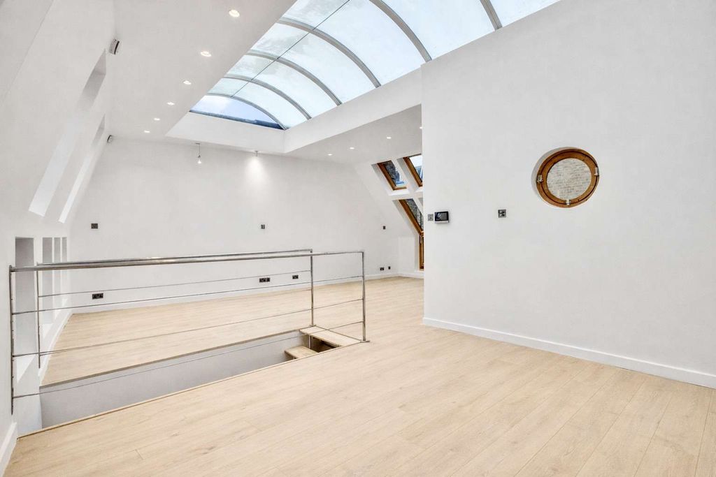 Property photo 3 of 23