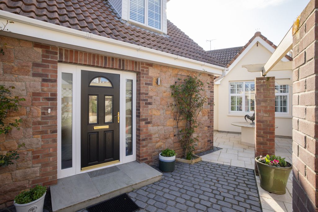 Property photo 2 of 20