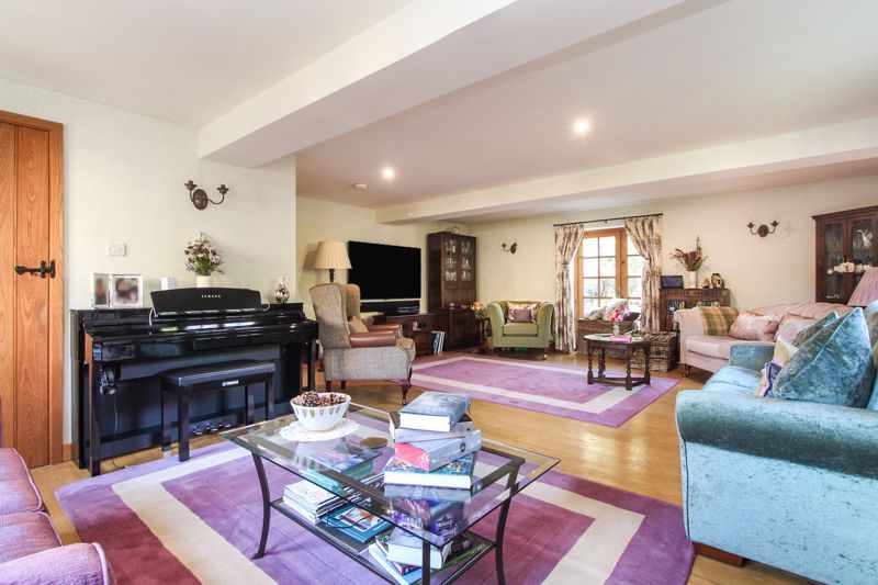 Property photo 3 of 31 Living Room