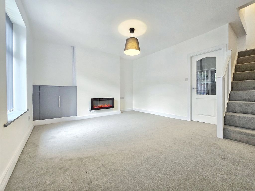 Property photo 2 of 16 Lounge