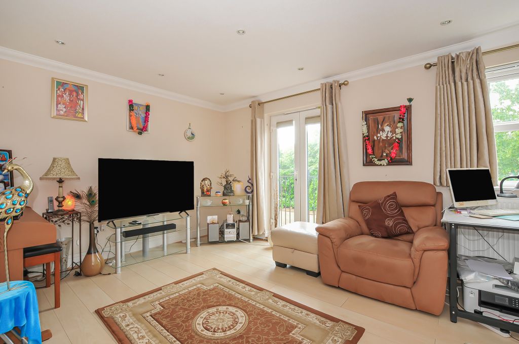 Property photo 3 of 16 London Road14