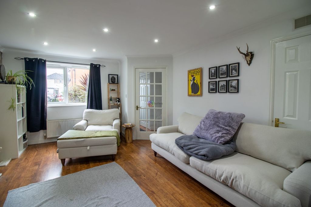 Property photo 2 of 10 Lounge