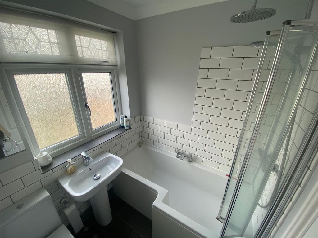 Property photo 3 of 12 Bath 2.Jpg