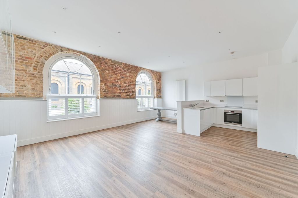 Property photo 2 of 31