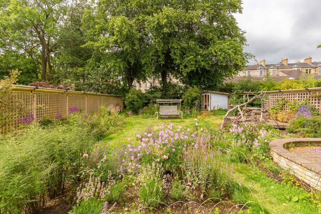 Property photo 2 of 19 Private Garden