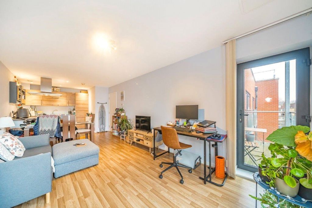 Property photo 1 of 7 Living Room/Kitchen