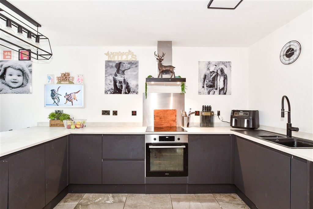 Property photo 3 of 17 Kitchen/Breakfast Room