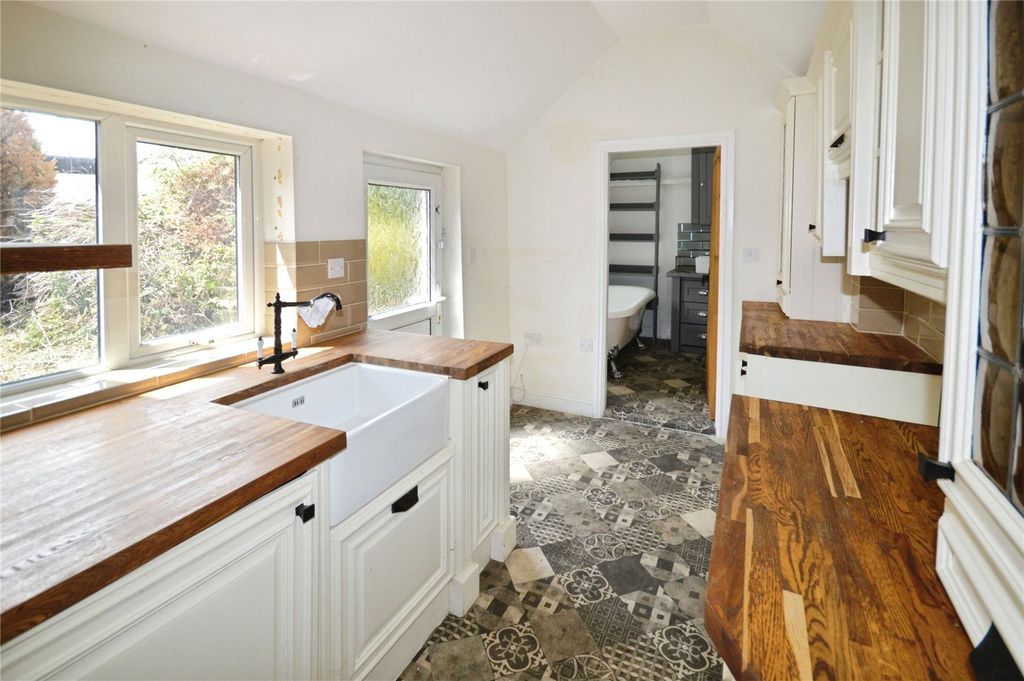 Property photo 3 of 14 Kitchen