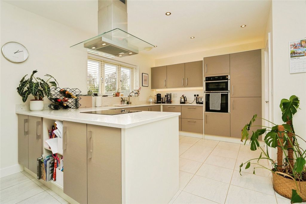 Property photo 3 of 17 Kitchen