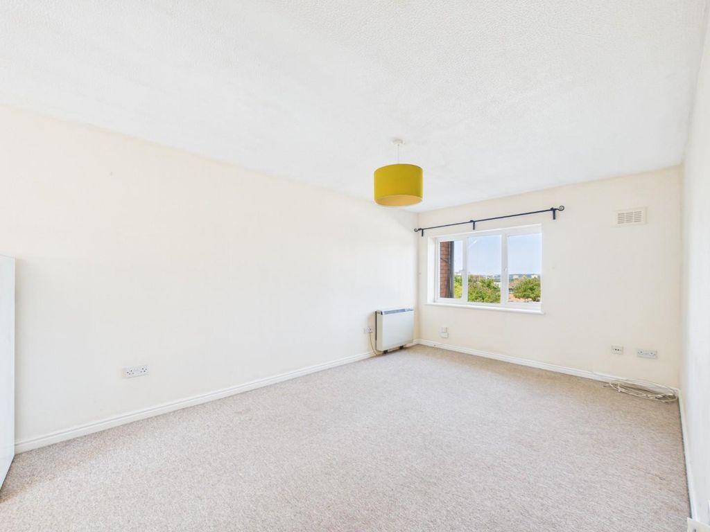 Property photo 2 of 11 Cam01530G0-Pr0470-Still006.Jpg