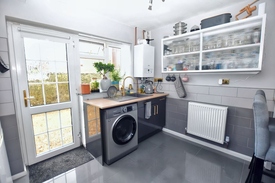 Property photo 3 of 18 Kitchen 1