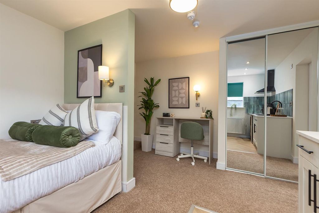 Property photo 1 of 14 Bed 2 02.Jpg