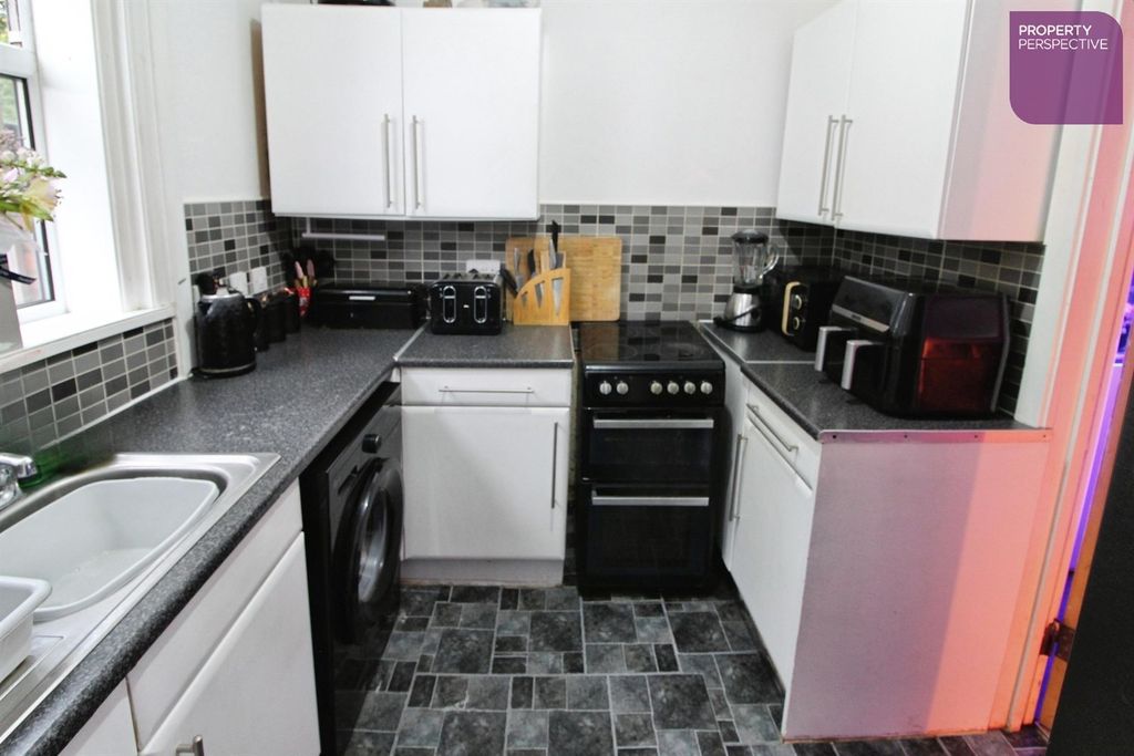 Property photo 2 of 10 Kitchen