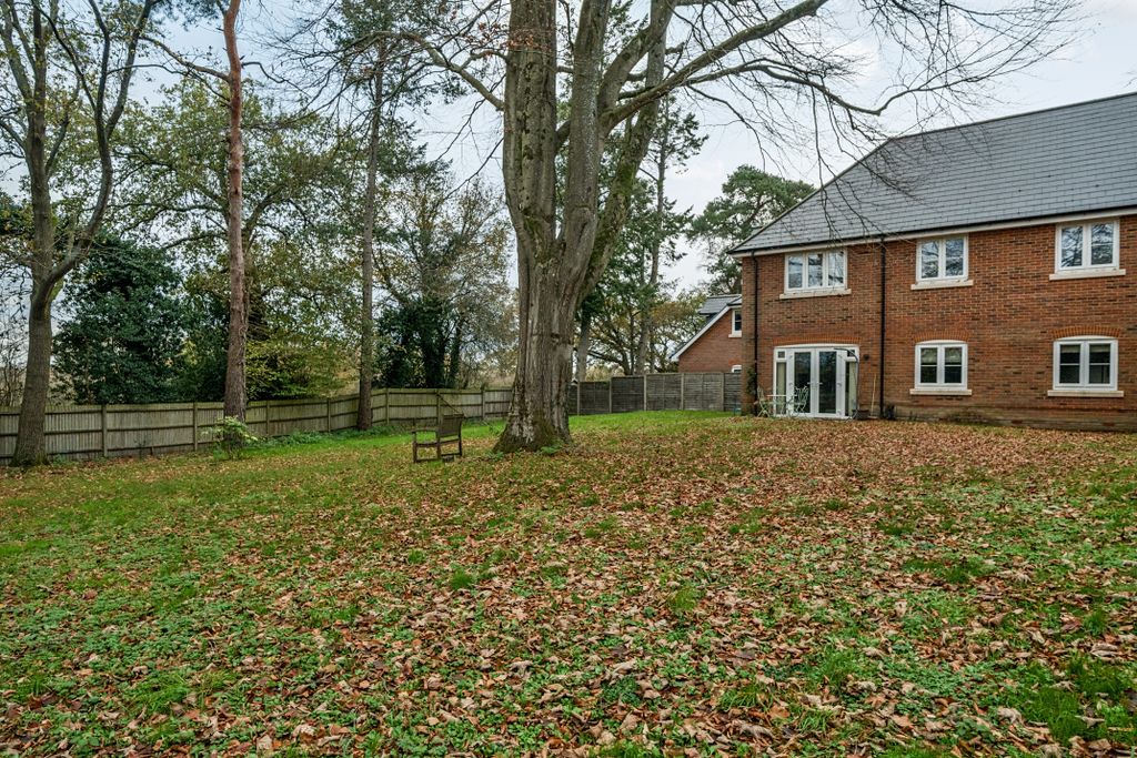 Additional image 9 of 2 bed flat for saleRudgard Way, Liphook GU30