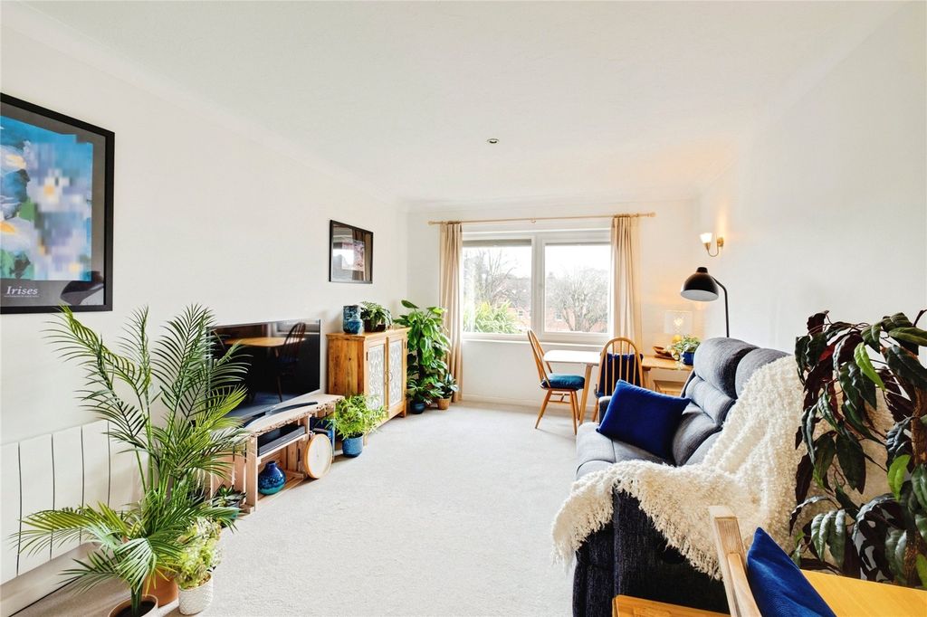 Property photo 3 of 11 Lounge