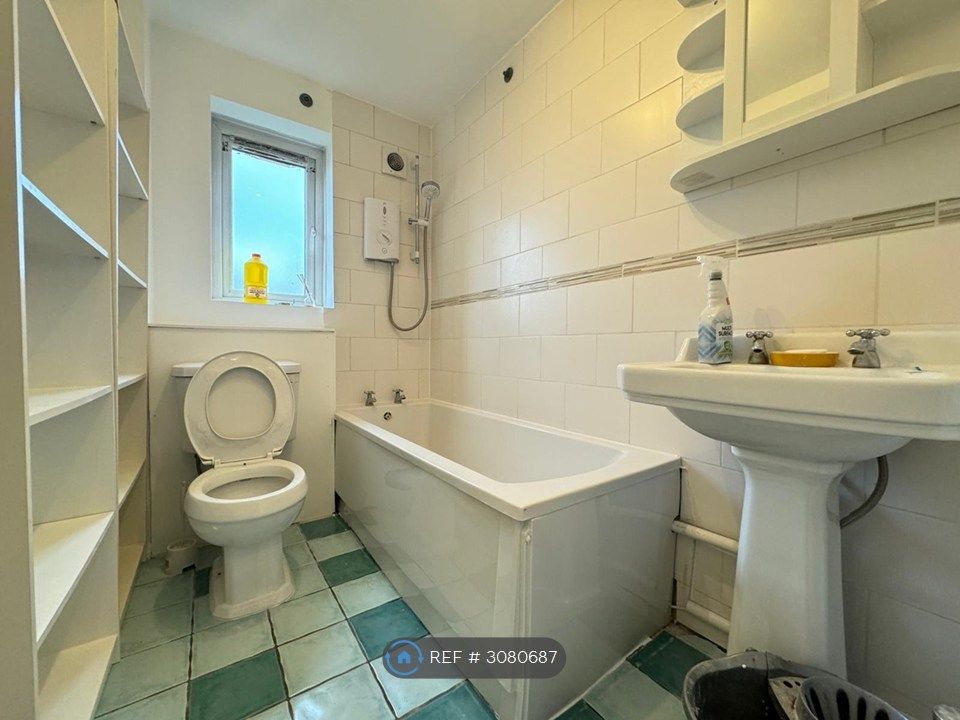 Property photo 3 of 14 Recently Repainted Bathroom