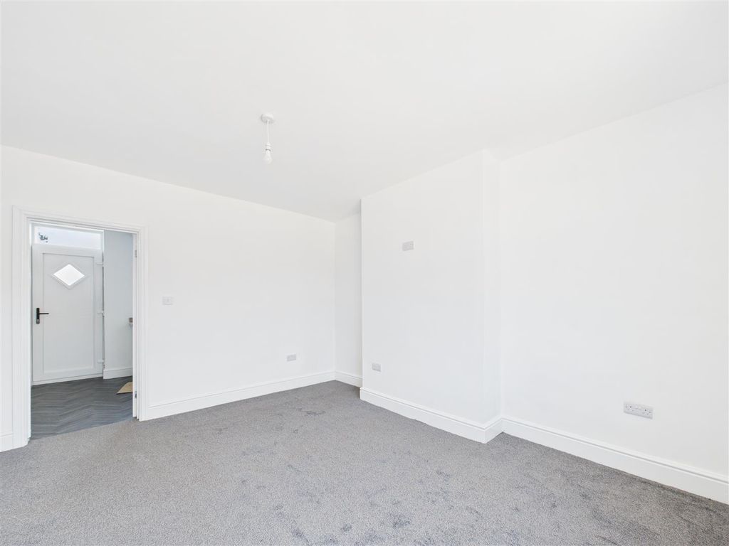 Property photo 3 of 15 Cam05207G0-Pr0018-Still012.Jpg