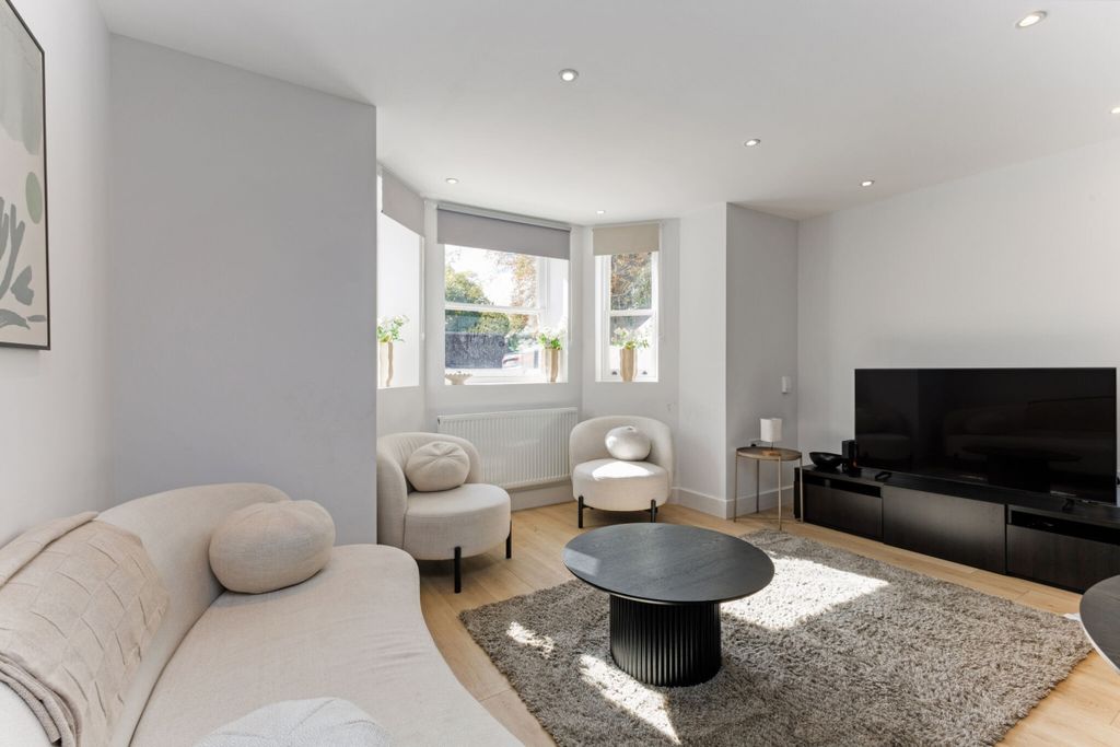 Property photo 2 of 18 98216_2-103-Thurl...