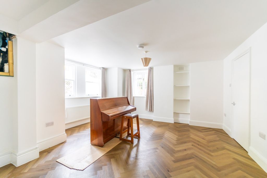 Property photo 1 of 8 Mba03997