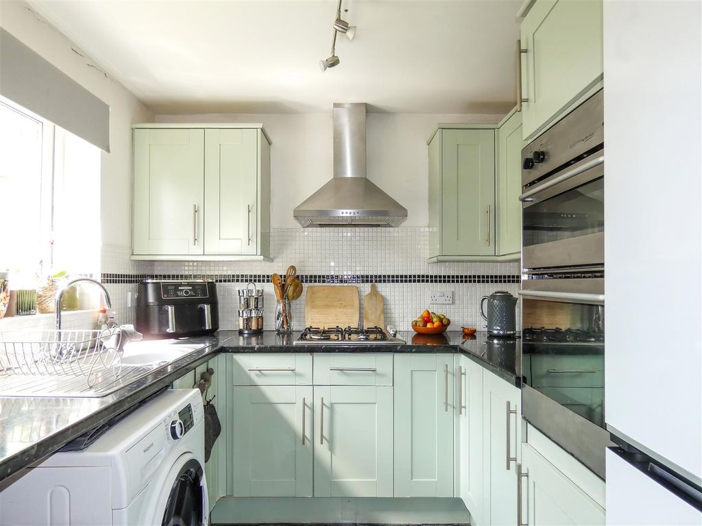 Property photo 3 of 10 Kitchen