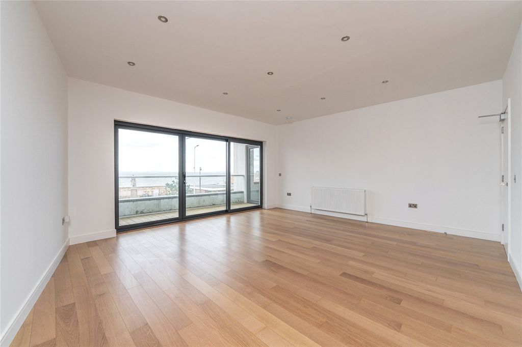 Property photo 2 of 28 Lounge