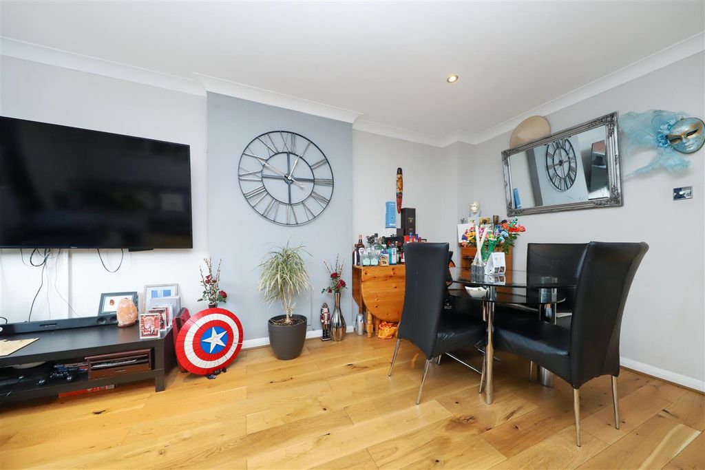 Property photo 3 of 11 Living Room