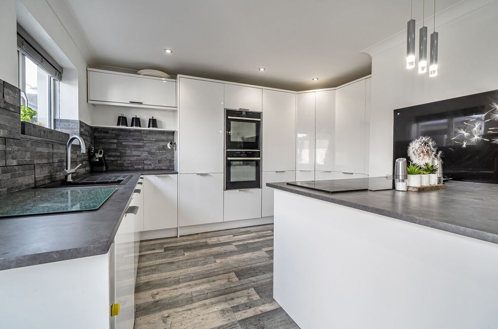 Property photo 2 of 27 2 - 1388184-6-6985F31...