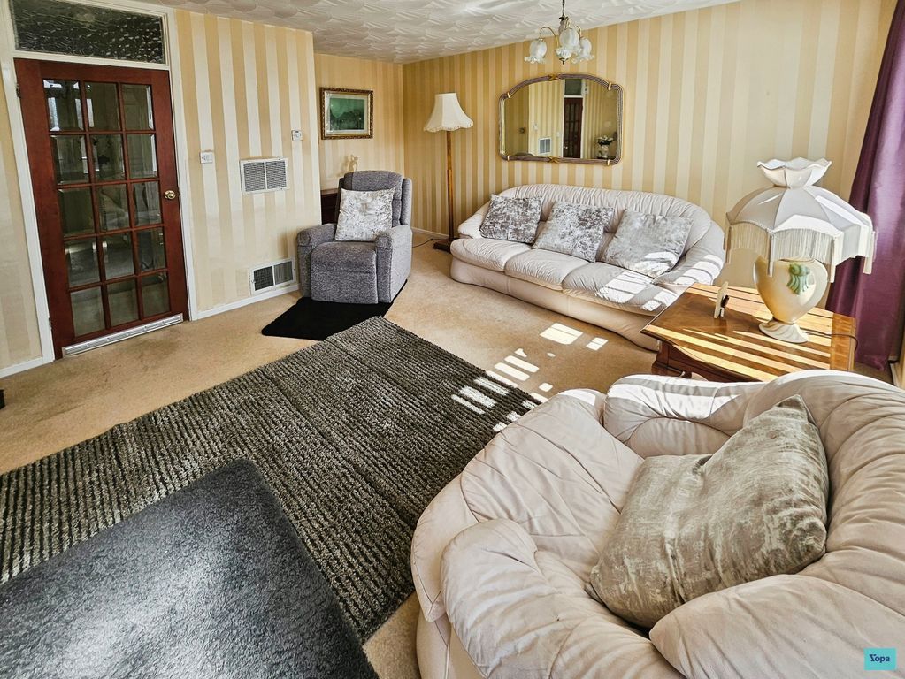 Property photo 3 of 16 Lounge