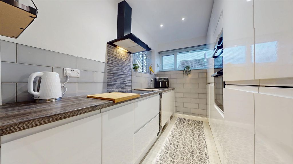 Property photo 3 of 32 Severn Close Kitchen