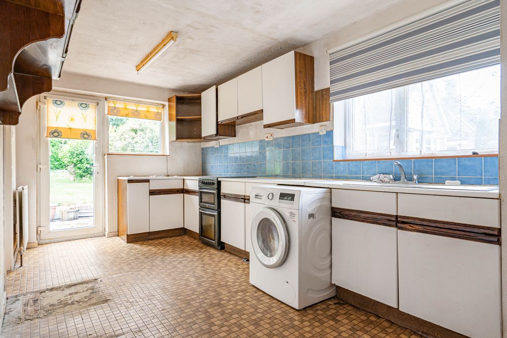 Property photo 3 of 18 Kitchen