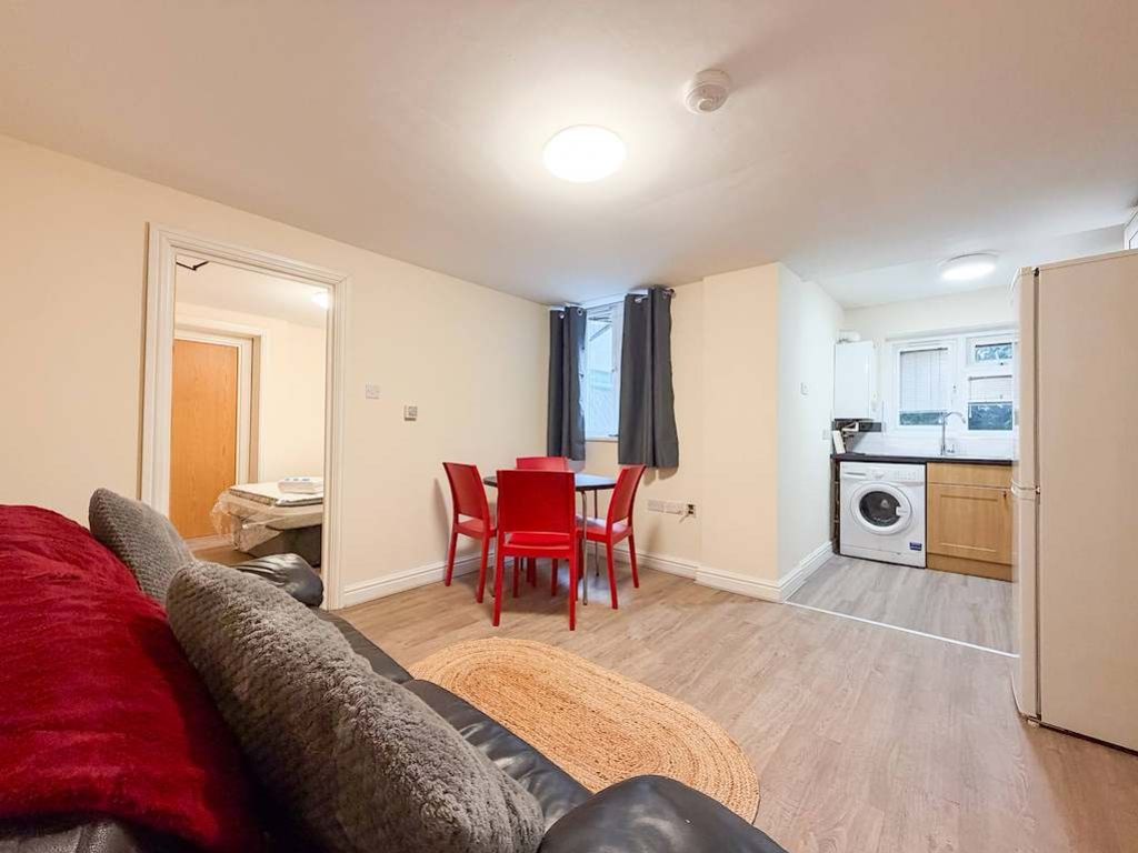 Property photo 2 of 8 32dc0cc0-Dac1-46c8-A14F-Af83F374c93A