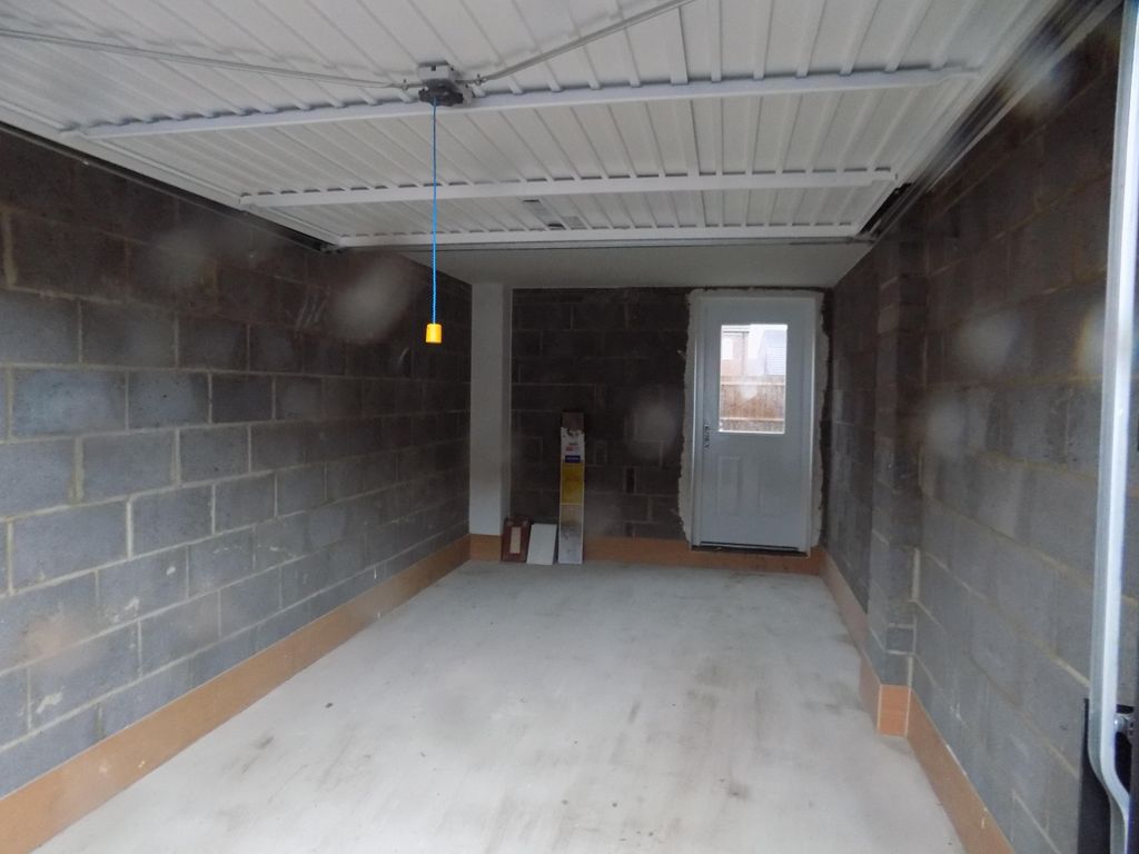Property photo 3 of 10 Garage