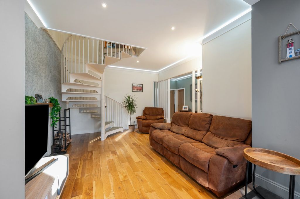 Property photo 3 of 32