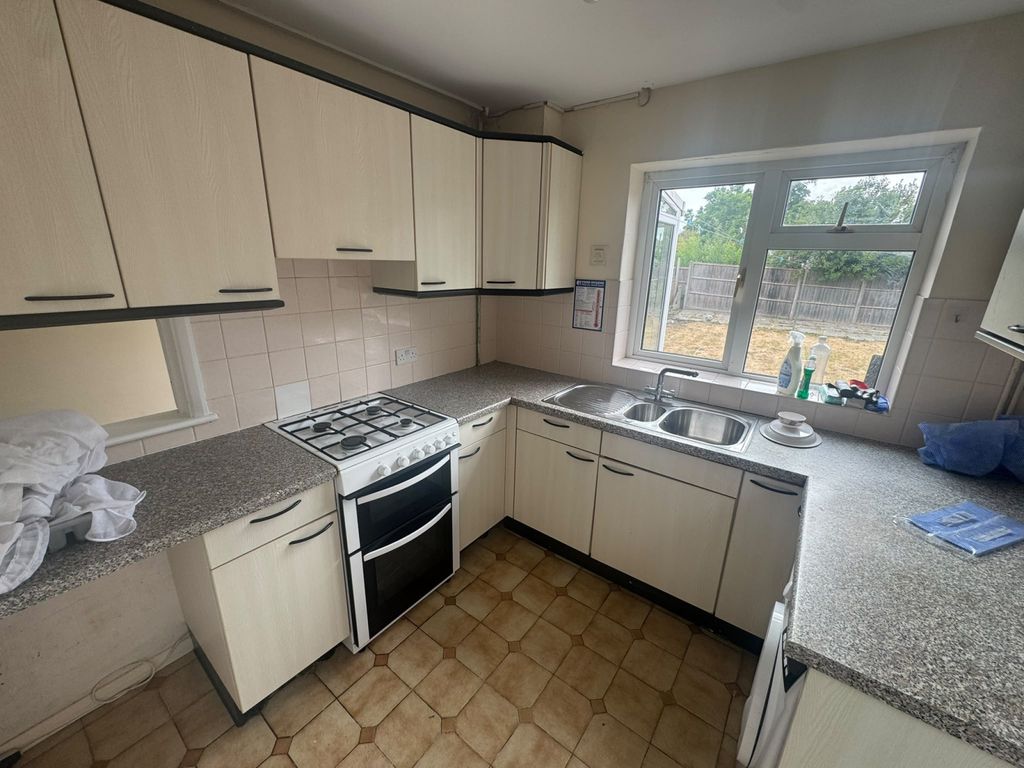 Property photo 1 of 10 3 Bed Semi-Detached House To Rent Chattern Hill, Ashford Tw15