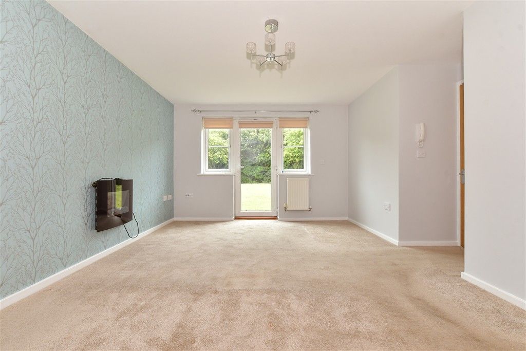 Property photo 3 of 13 Lounge