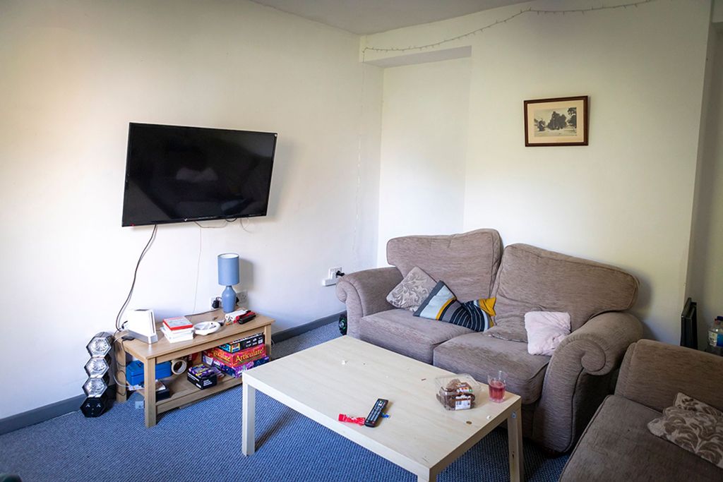 Property photo 2 of 7 Communal Living Area