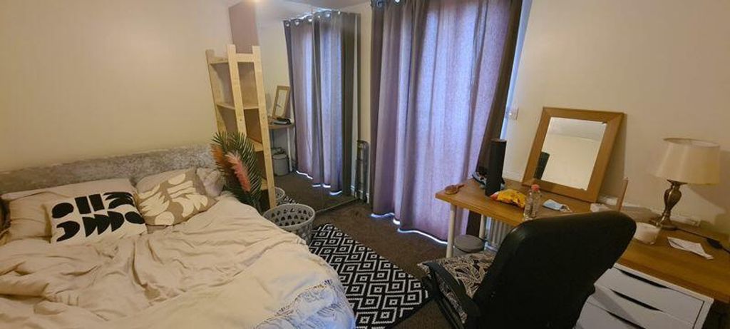 Property photo 3 of 10 A Cozy And Inviting Double Bedroom Featuring A Com...