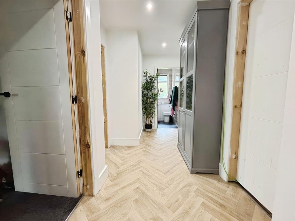 Property photo 2 of 17 Entrance Hall