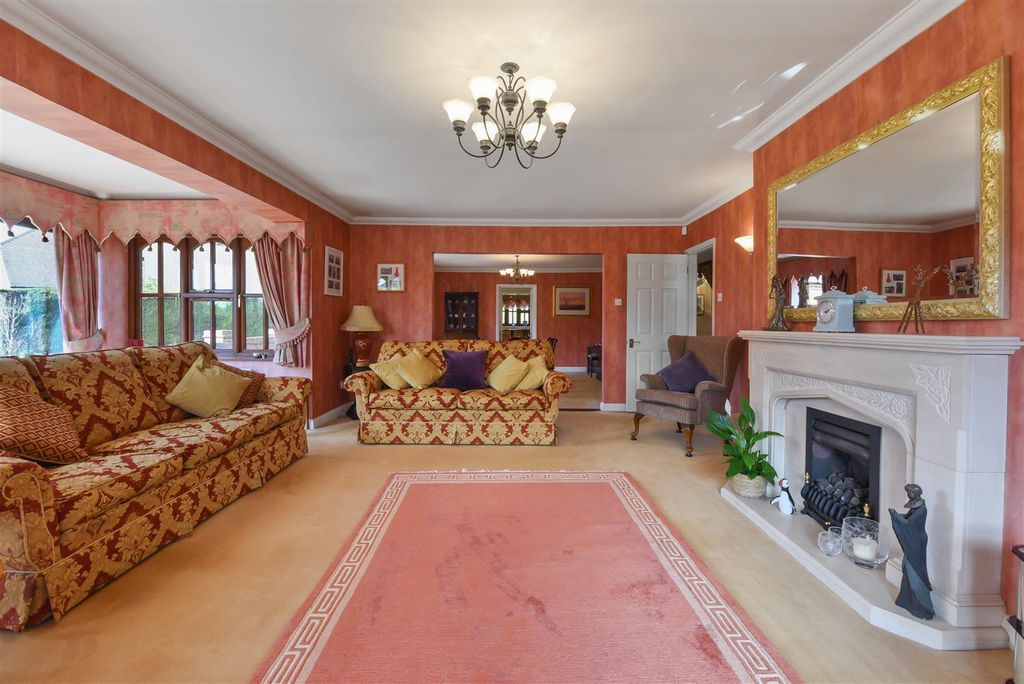 Property photo 3 of 31 Lounge