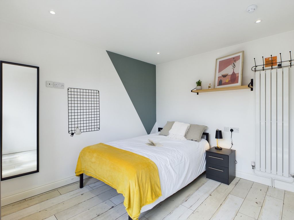 Property photo 2 of 5 A Bright And Stylish Double Bedroom Featuring Mode...