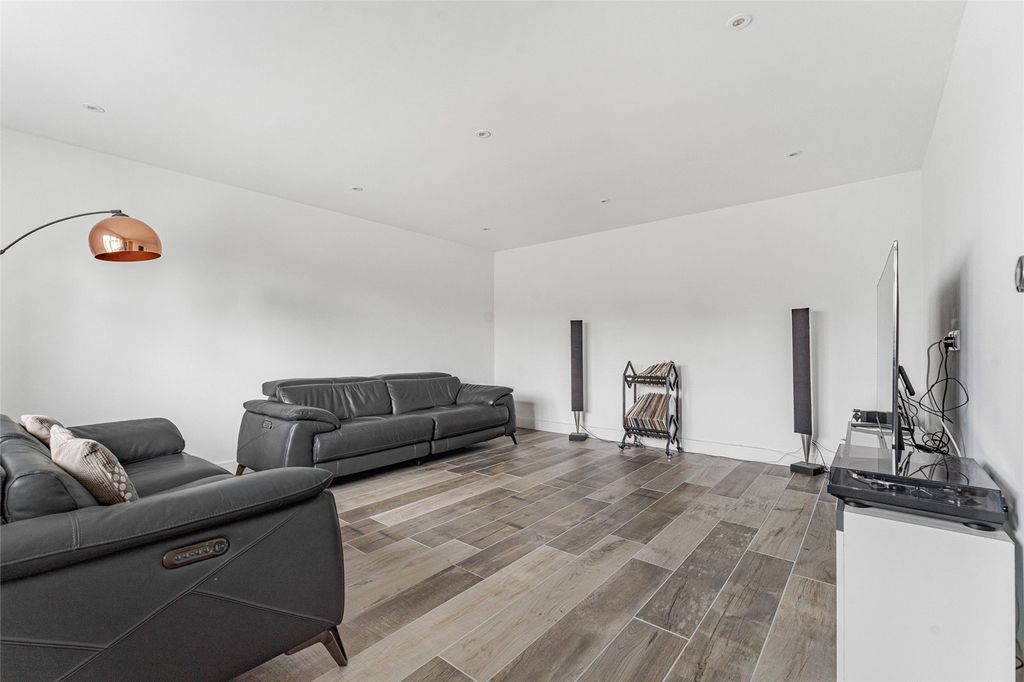 Property photo 3 of 22 Picture No. 05