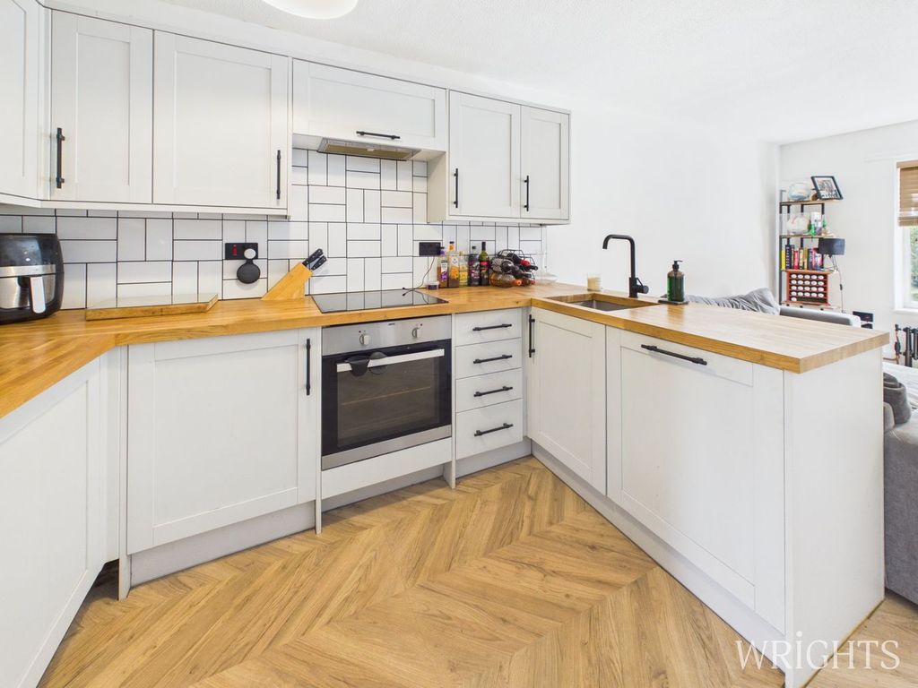 Property photo 3 of 11 Kitchen