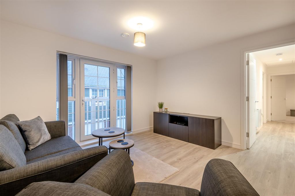 Property photo 3 of 10 8681036-Interior12.Jpg
