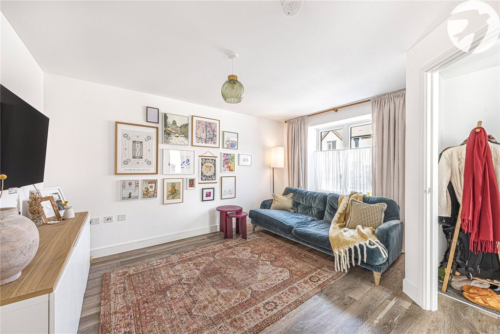 Property photo 2 of 18 Lounge