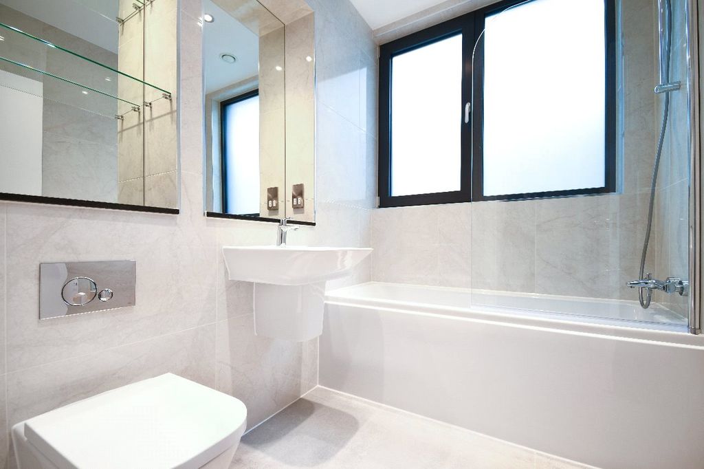 Property photo 3 of 9 Bathroom