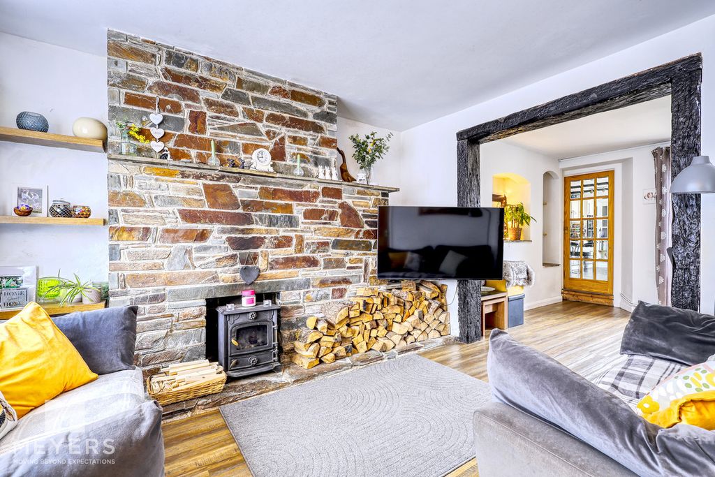 Property photo 2 of 21