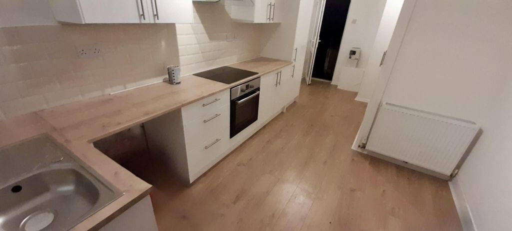 Property photo 3 of 8 Kitchen