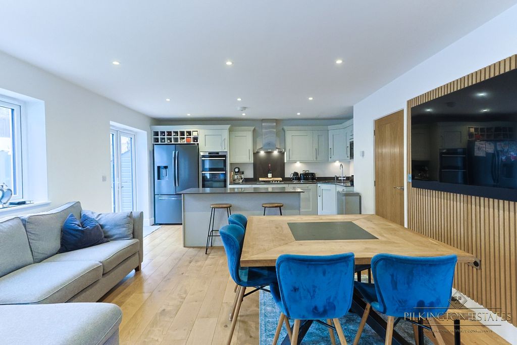 Property photo 3 of 16 4685524